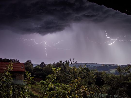 IMGW ostrzega: Popołudniu nad region mogą nadciągnąć burze z gradem
