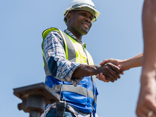 Nowe dane obalają mity o imigrantach. Pracują więcej niż Polacy