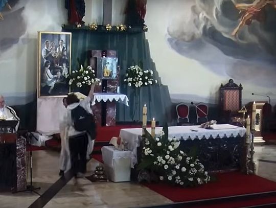 Incydent w Boże Ciało. Mężczyzna rzucił butelką w ołtarz [WIDEO]
