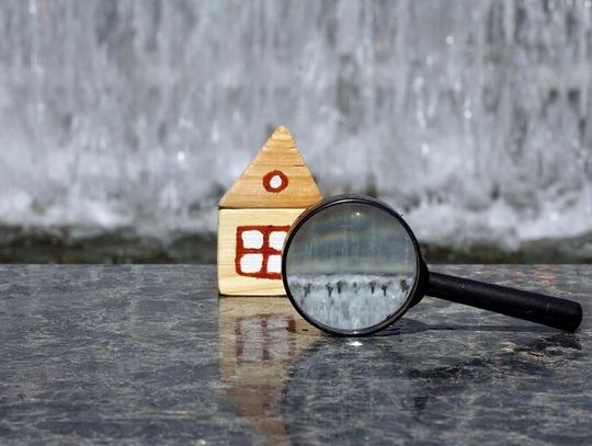 Izolacja pionowa fundamentów – czym jest i dlaczego nie warto z niej rezygnować?