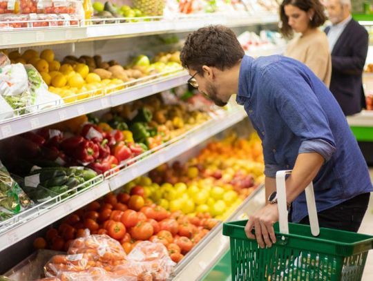 Jabłka mają wyjść z tacki, ogórek musi opuścić folię. Zakupy po nowemu