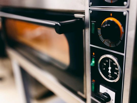 Jak działa profesjonalny piec do pizzy i co warto wiedzieć przed zakupem?