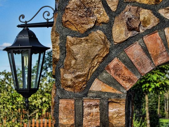 Jak efektownie i klimatycznie oświetlić swój ogród latem?