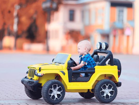 Jak naładować akumulator w samochodzie dla dzieci?