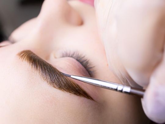 Jak samodzielnie zrobić hennę brwi? Przewodnik po domowej stylizacji henną