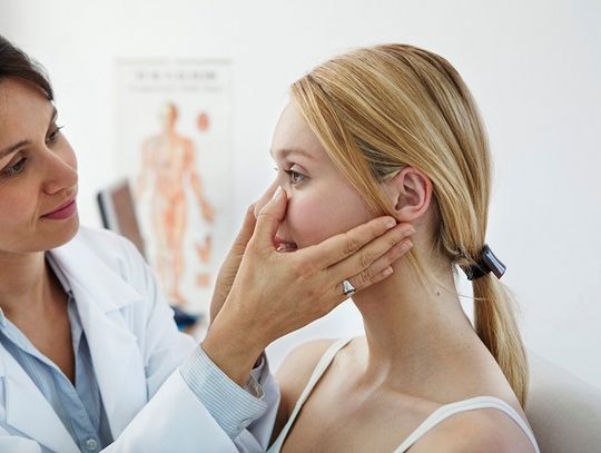 Jak skutecznie zapobiegać bliznom potrądzikowym i się ich pozbywać?