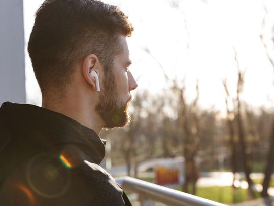 Jak wybrać najlepsze douszne słuchawki bezprzewodowe?