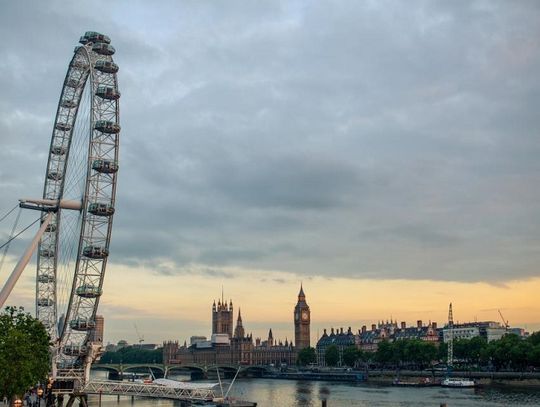 Jak zlecić przetransportowanie towarów z UK do Polski?