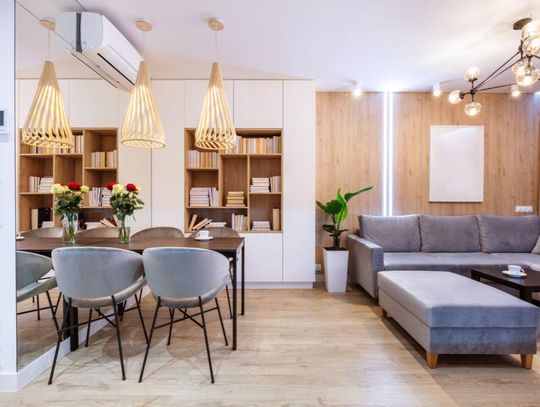 Jakie krzesła do salonu z aneksem kuchennym? Kilka wskazówek aranżacyjnych