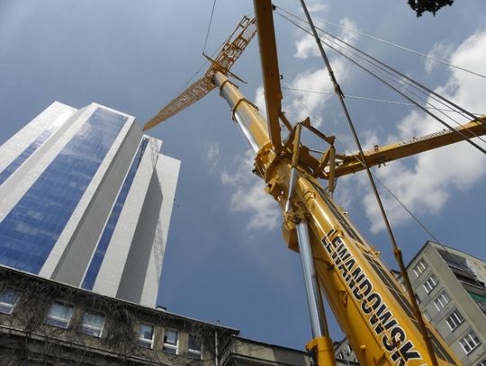 Jakie są rodzaje dźwigów i kiedy się z nich korzysta?