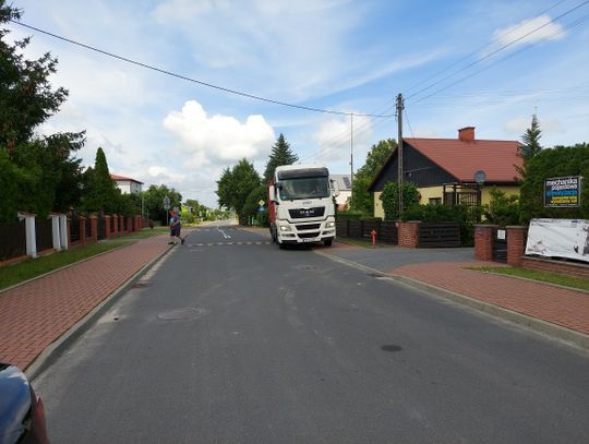 Janów Podlaski: Zniszczone pojemniki i parkowanie na chodniku