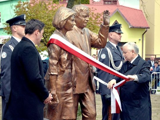Jarosław Kaczyński odsłonił pomnik pary prezydenckiej [WIDEO, ZDJĘCIA]