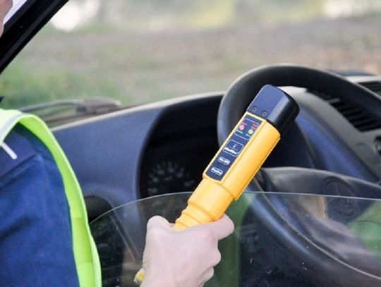 Jechał wężykiem. Twierdził, że sięgał po okulary, a był pijany