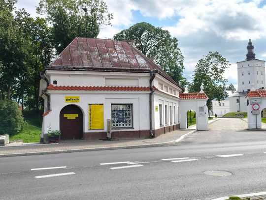 abytkowy budynek kordegardy przy bramie głównej do założenia parkowo-zamkowego Radziwiłłów w Białej Podlaskiej, lipiec 2025