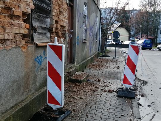 Kamienica się sypie. „Strach ją mijać nawet autem”