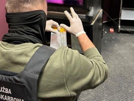 KAS i CBŚP zlikwidowały grupę przestępczą zajmującą się nielegalnym hazardem [ZDJĘCIA]