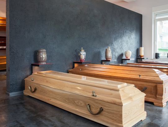 Kiedy kontrolerzy ZUS-u zapukali do drzwi, schował się do trumny