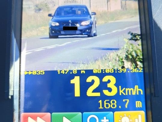 Kierowca BMW wpadł w Witulinie. Jechał 123 km/h w zabudowanym