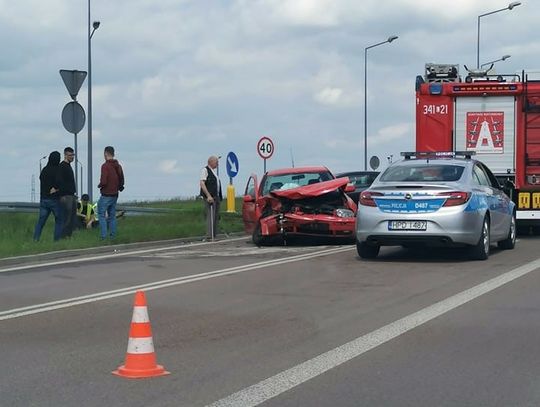 Na wiadukcie kierowca osobówki uderzył w busa