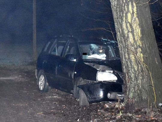 Kierowca w szpitalu. Nie dostrzegł zakrętu, bo czyścił szybę