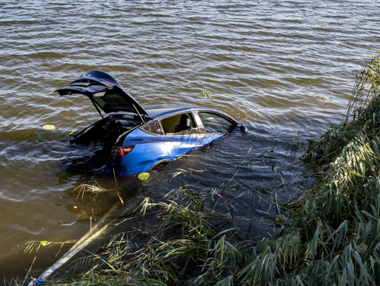 Kraj. Kierowca zatopił swoje auto, bo pomyliły mu się biegi