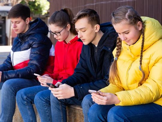 Kim będzie pokolenie Beta? Fake newsy, AI, zmiany klimatyczne