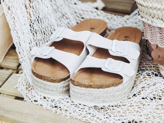 Klapki na koturnie – niezbędny element letniej garderoby