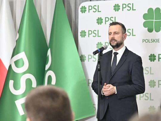 Koalicja i opozycja mają tyle samo mandatów. Dzięki awansowi jednej partii