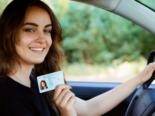 Kobiety za kółkiem - górą! Przeskoczyły mężczyzn w liczbie praw jazdy
