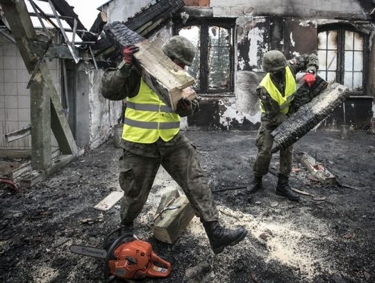 Kodeń: Żołnierze pomagają w sprzątaniu pogorzeliska