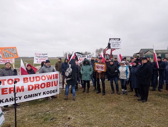Przeciwnicy kurzych ferm protestują, Wipasz zaprasza do siebie, a wójt przeprasza