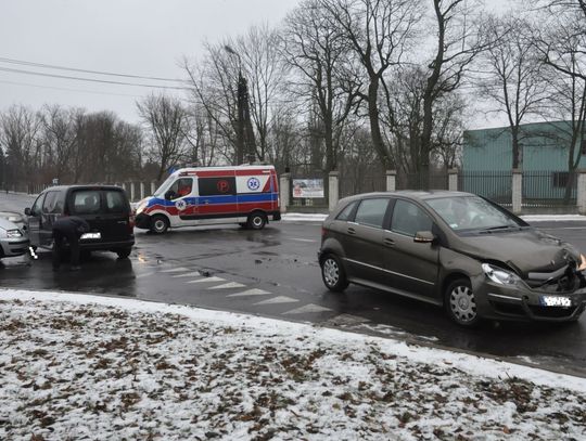 Kolizja trzech samochodów na skrzyżowaniu