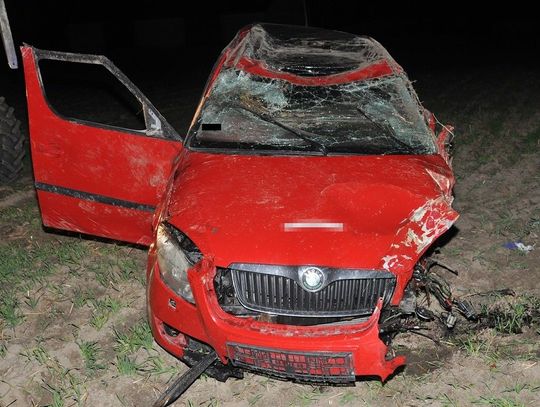 Komarno: Skoda po uderzeniu w audi wpadła na drzewo i dachowała