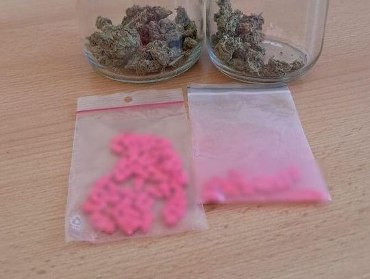 Bez prawa jazdy, ale z „towarem”. Kontrola drogowa zakończona zarzutami