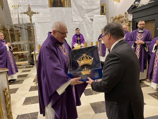 Korony Królowej Podlasia dotarły do kodeńskiego sanktuarium