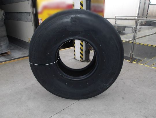 Koroszczyn. Chciał przewieźć przez granicę 5 ton opon do samolotów