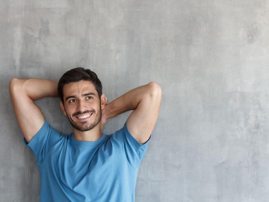 Koszulka męska – jak i z czym ją nosić, aby wyglądać stylowo?