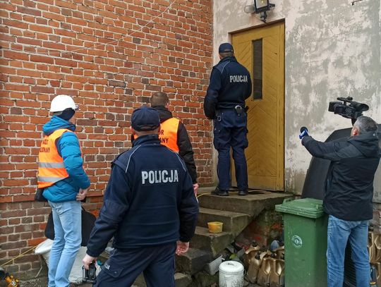 Lubelskie. Chcą pozbyć się dzikich lokatorów. Boją się, że zrujnują im dom