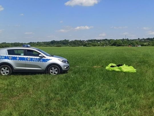 Lubelskie: Paralotniarz spadł na ziemię z 10 metrów. Z obrażeniami ciała trafił do szpitala