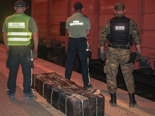 Kruszywo skrywało kontrabandę. Udaremniono przemyt 4 tys. paczek papierosów [ZDJĘCIA]