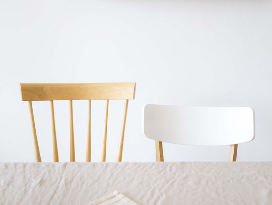 Krzesła drewniane w kuchni – dlaczego warto?