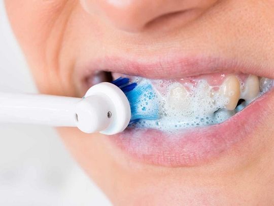 Którą szczoteczkę wybrać do czyszczenia aparatu ortodontycznego?