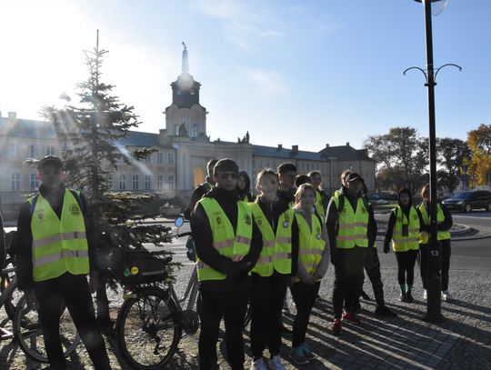 Lekcja historii na rowerach. Przemierzyli szlak miejsc pamięci