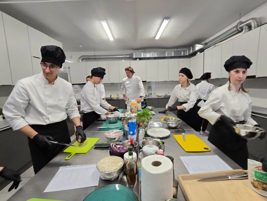 Leśna Podlaska. Uczniowie gotowali pod okiem Karola Okrasy [ZDJĘCIA, FILM]