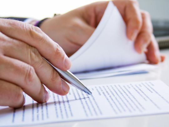 Licencja czy przeniesienie praw autorskich? Różnica, która kosztuje firmy tysiące złotych