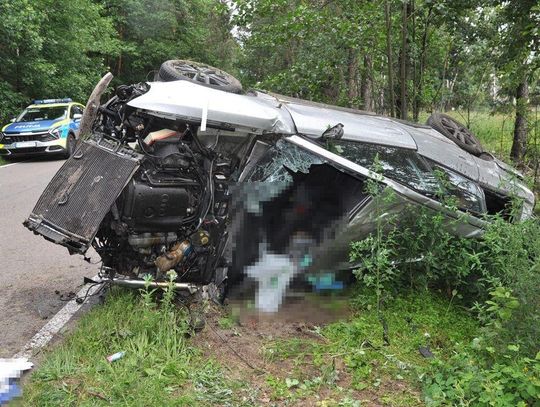 Łomazy. 31-latka zginęła po tym, jak jej samochód uderzył w drzewo