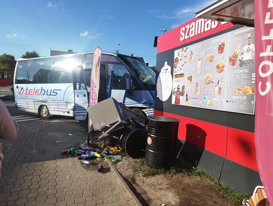 Łomazy. Autobus wjechał w budkę z kebabem [ZDJĘCIA]