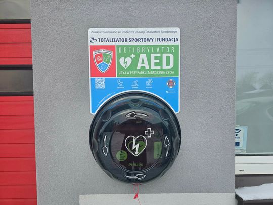 Łomazy. Na remizie OSP zamontowano defibrylator AED