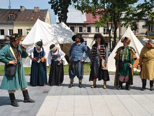 Łosice: Salwy armatnie na głównym placu