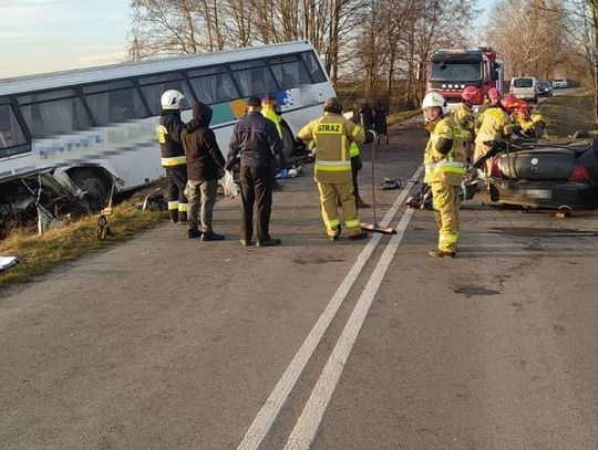 Lubelskie: Osobówka wjechała w autokar. 29-latek zginął na miejscu